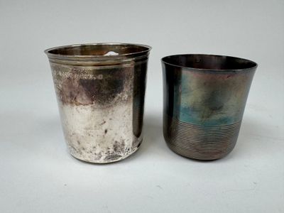 une paire de tasses en métal argenté sur fond blanc