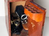 une petite boîte en bois avec un appareil photo à l'intérieur