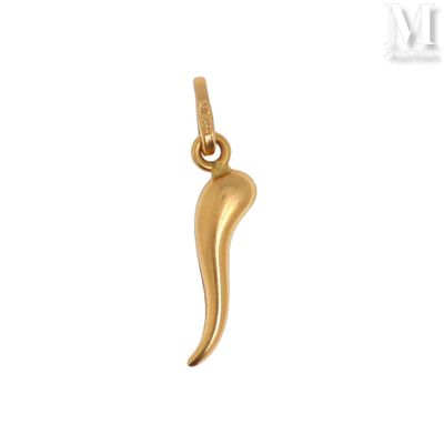 un pendentif en or orné d'un petit piment