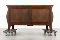 Une commode « tombeau », en placage de palissandre, marquete… (photo 6)
