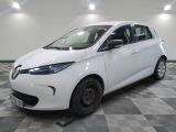 la photo d'une voiture blanche garée dans un garage
