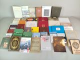 beaucoup de livres sur la table