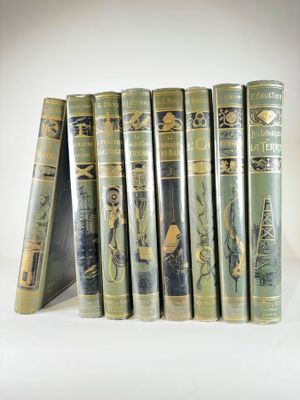 un grand nombre de livres posés sur une table