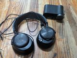 un casque audio et un chargeur posés sur un parquet