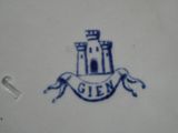 une assiette bleue et blanche sur laquelle est représenté un château