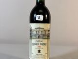une bouteille de vin posée sur une table
