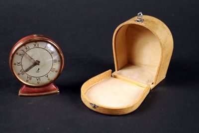 une petite boîte en bois avec une horloge à l'intérieur