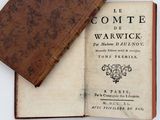 un vieux livre à la couverture marron posé dessus