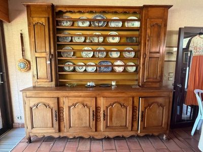 un vaisselier en bois sur lequel sont posées de nombreuses assiettes