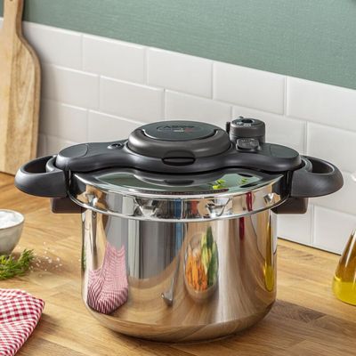 une casserole en acier inoxydable avec un couvercle, posée sur un plan de travail de cuisine