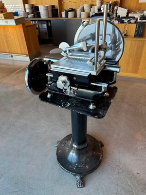 une machine posée sur un socle dans une pièce