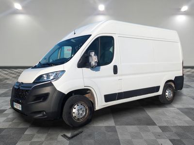 la camionnette blanche est garée sur un sol carrelé en damier