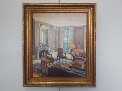 un tableau accroché au mur d'un salon
