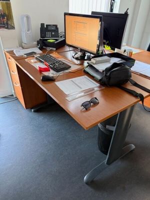 une image représentant un bureau avec deux écrans et un clavier
