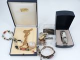 une boîte contenant une montre, un bracelet et d'autres objets