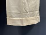 l'arrière d'un pantalon blanc suspendu à un cintre