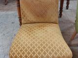 une chaise qui se trouve devant une table
