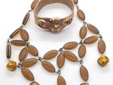 gros plan d'un collier et d'un bracelet sur une surface blanche