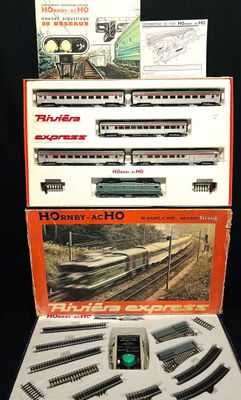 une boîte sur laquelle est posé un circuit de train