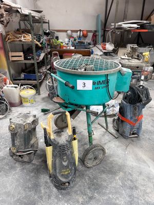 une machine qui se trouve dans un garage avec d'autres outils