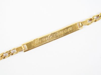 un bracelet plaqué or avec un nom gravé dessus