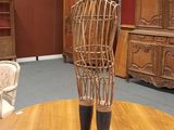 un mannequin en bois posé sur une table au milieu d'une pièce