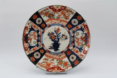 Grand plat en porcelaine dite Imari, signé de quatre caractè…
