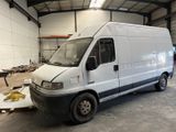 une camionnette blanche garée dans un garage