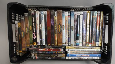 de nombreux DVD rangés dans un boîtier en plastique noir sur une étagère