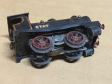 un petit train posé sur une table