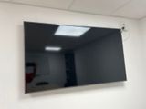 une télévision à écran plat accrochée au mur dans une pièce