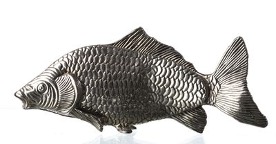 figurine de poisson plaquée argent sur fond blanc avec reflet