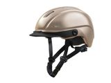 gros plan d'un casque sur fond blanc
