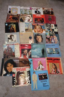 26 vinyles 33 tours Sacha Distel, Quilapayun, Daniel Guichar…