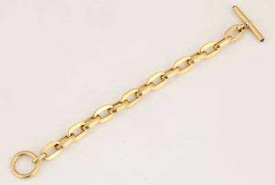 un gros plan d'un bracelet à chaîne en or muni d'un fermoir
