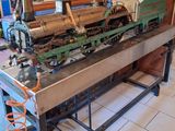 un vieux train miniature posé sur une table dans une pièce