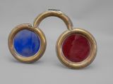paire de boutons de manchette dorés et bleus, ornés de verre rouge et bleu