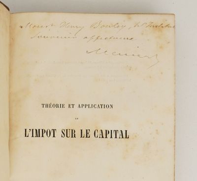 un vieux livre écrit posé sur une table