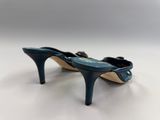 un gros plan sur une paire de chaussures bleues posées sur une surface blanche