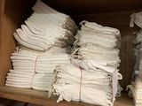 de nombreuses piles de serviettes blanches pliées sur une étagère