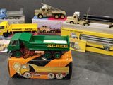 de nombreux types différents de camions miniatures et de camions dans la boîte