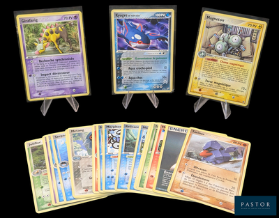 Plusieurs cartes Pokémon sont disposées en rangée sur un fond noir
