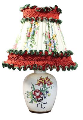 une lampe munie d'un abat-jour rouge et blanc