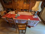 une table de salle à manger recouverte d'une nappe à carreaux rouges et blancs