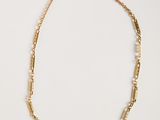 un collier à chaîne en or avec des maillons carrés sur fond blanc