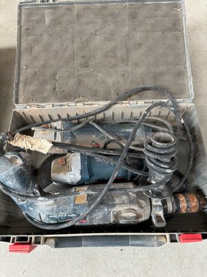 une boîte à outils contenant des outils, posée sur le sol