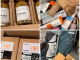 de nombreuses bouteilles de vin et des paquets de produits alimentaires sur les étagères