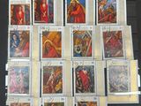 une photo d'une collection de timbres sur une table