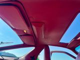 vue du toit ouvrant depuis l'intérieur d'une voiture