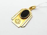 un collier en or orné d'une pierre noire